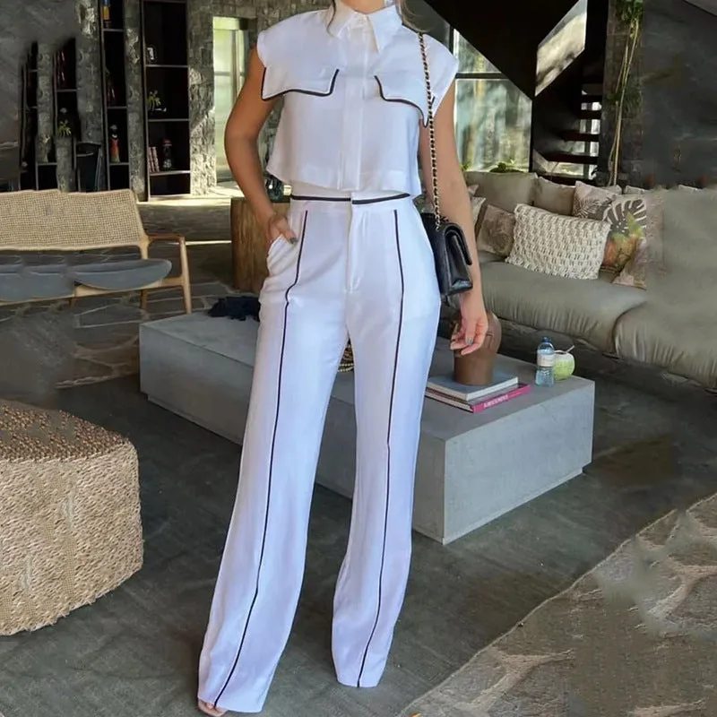 Casual suit of shirt with pockets and pants.